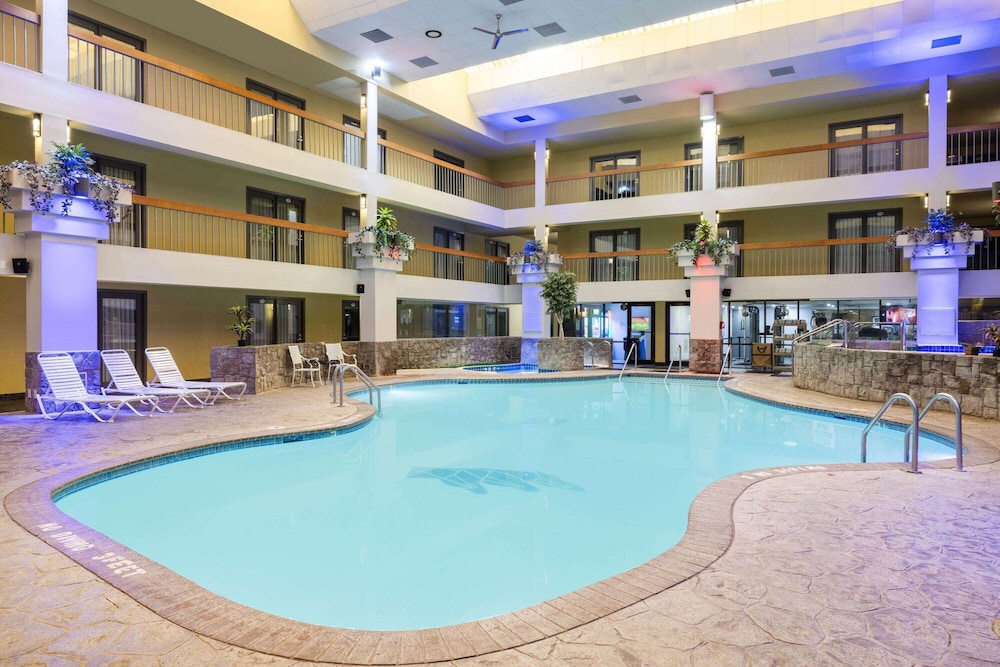 Baymont by Wyndham Shakopee 2/50