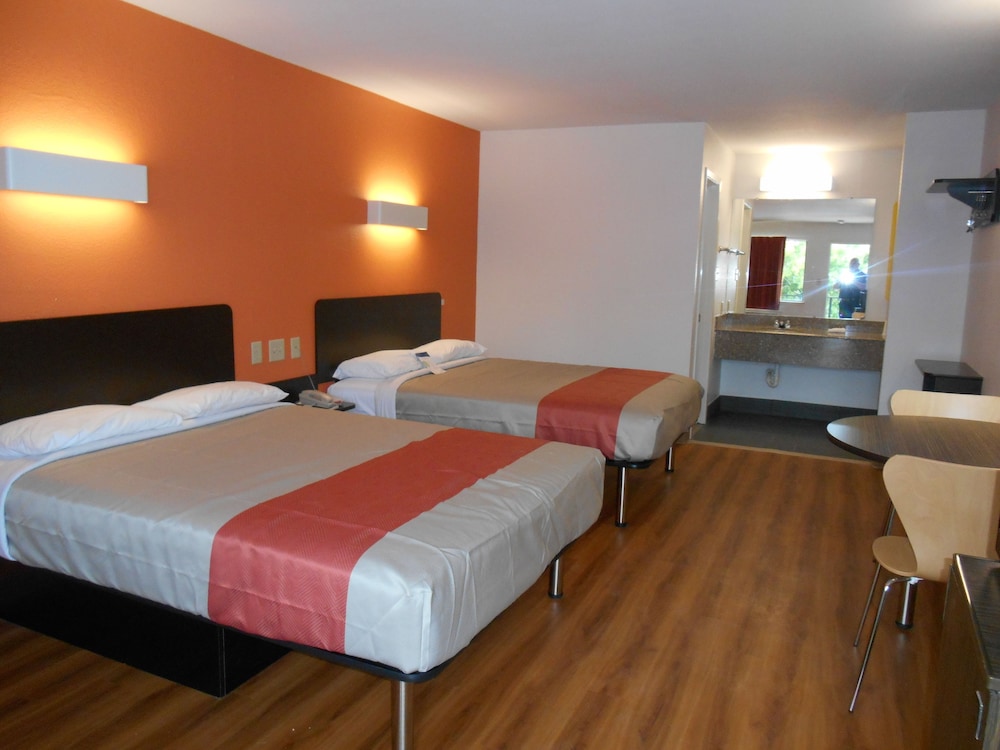 Motel6 San Antonio, TX - South IH-10 East 30/51