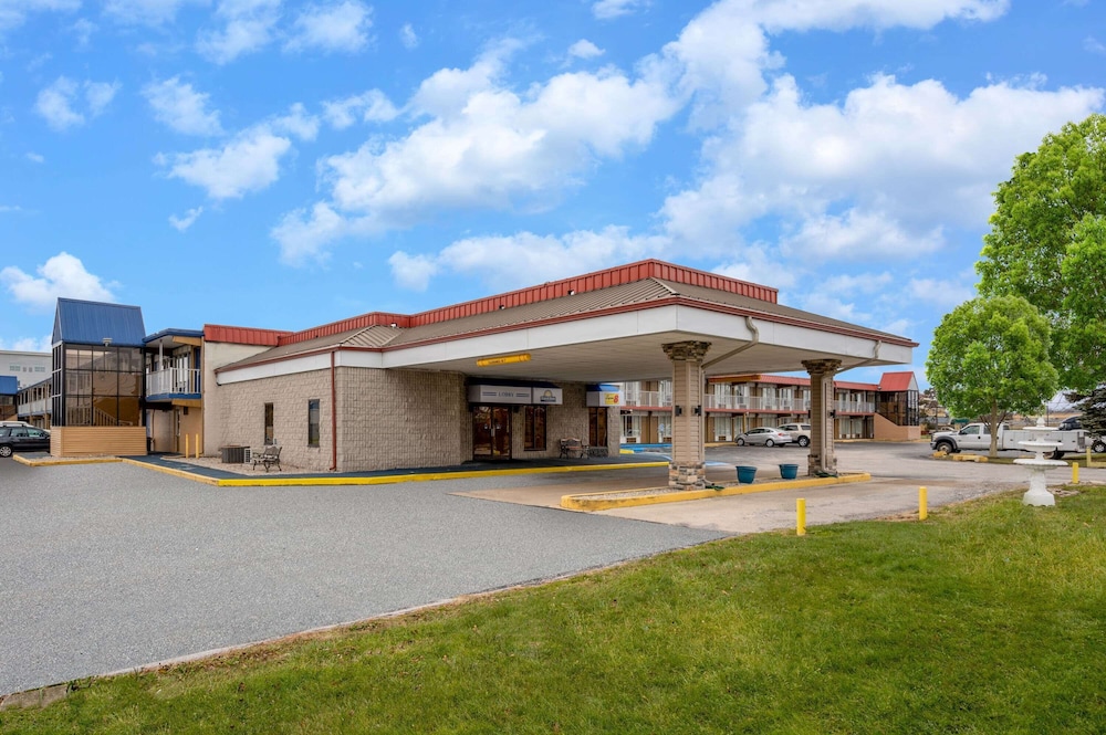 Super 8 by Wyndham Perrysburg - Toledo 4/28