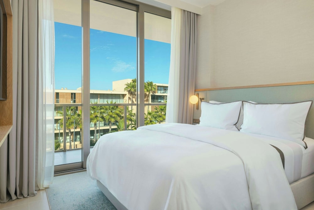 3 Bedrooms, Suite, 3 Double Beds, Pool View, Balcony