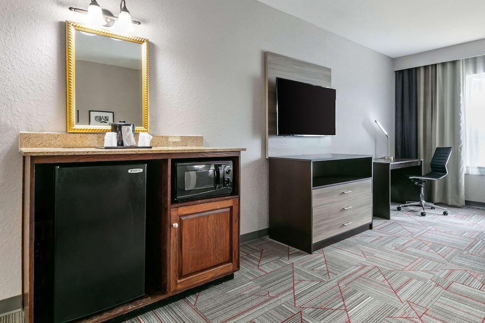 Clarion Pointe Columbus-Bradley Park 5/39