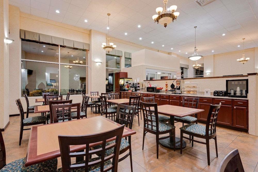 Ramada by Wyndham Cleveland Airport West 28/35