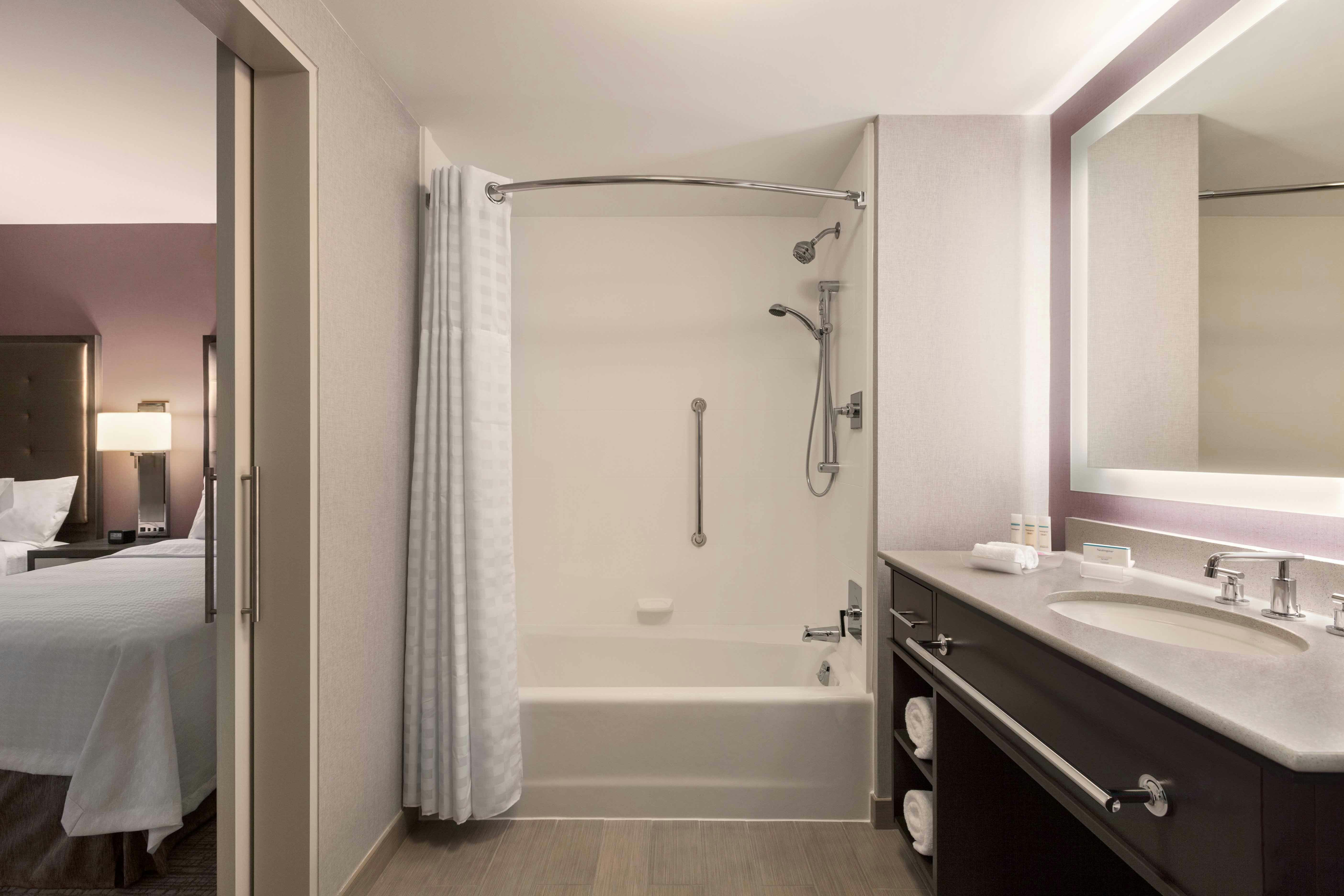 PREMIUM, SUITE, KING BED, ACCESSIBLE