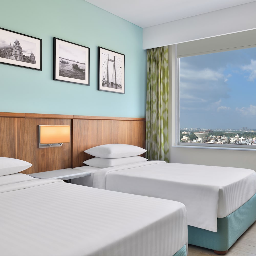 DELUXE, TWIN BEDS, CITY VIEW