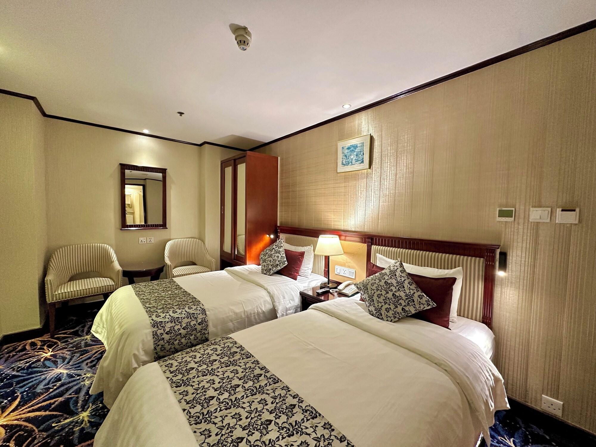 COMFORT, TWIN BEDS
