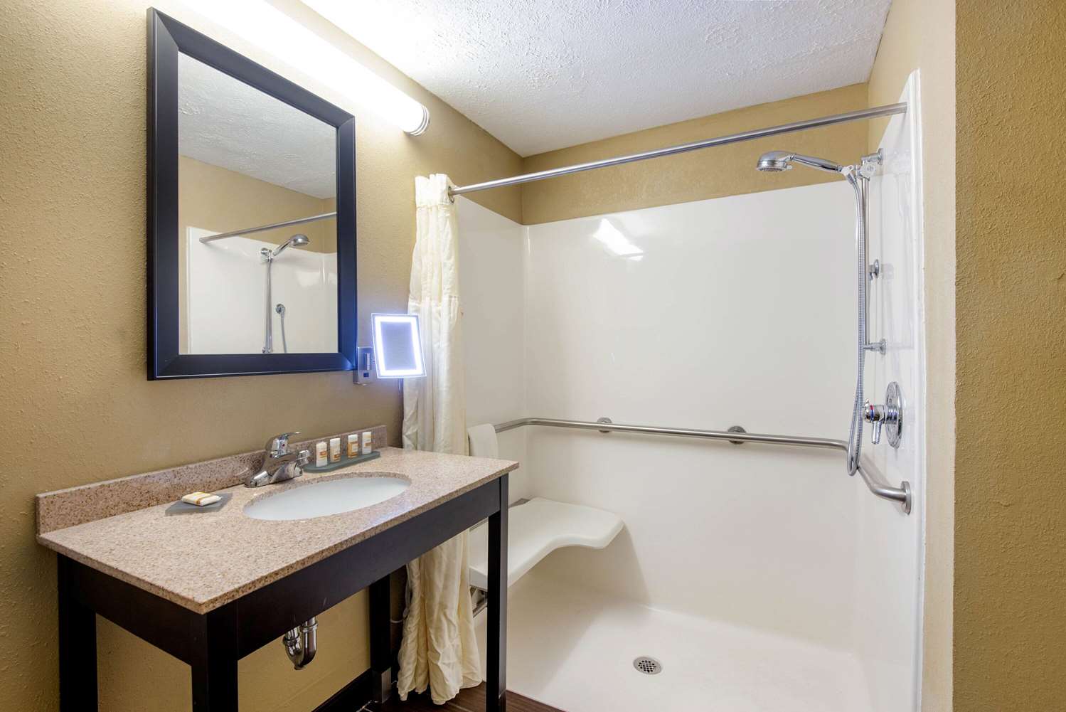 La Quinta Inn and Suites by Wyndham Elkview - Charleston NE 36/40