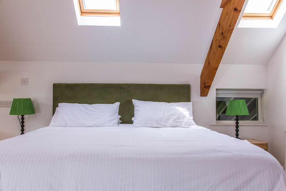 2 Bedrooms, Loft, Studio, Annex