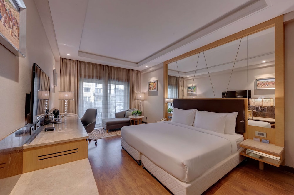 غرفة بزنس تنفيذية بسرير كينج، Radisson Resort & Spa Kandla 2/10