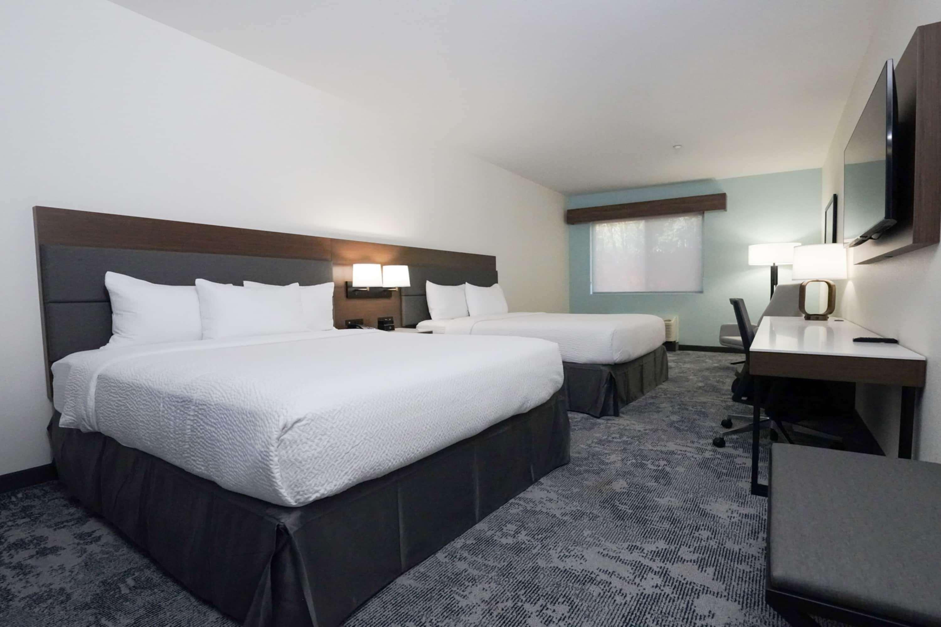 غرفة بسريرين كوين بإطلالة على الفناء، La Quinta Inn & Suites by Wyndham Santa Cruz 2/6