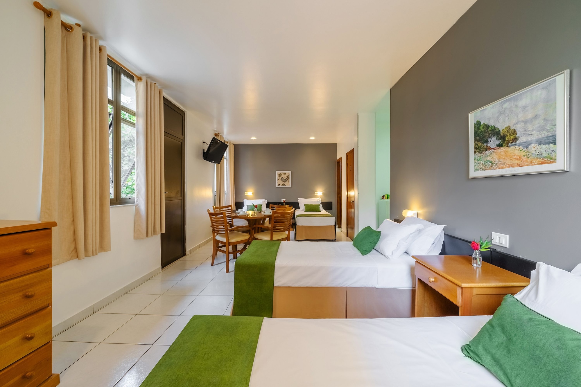 ROOM, QUADRUPLE