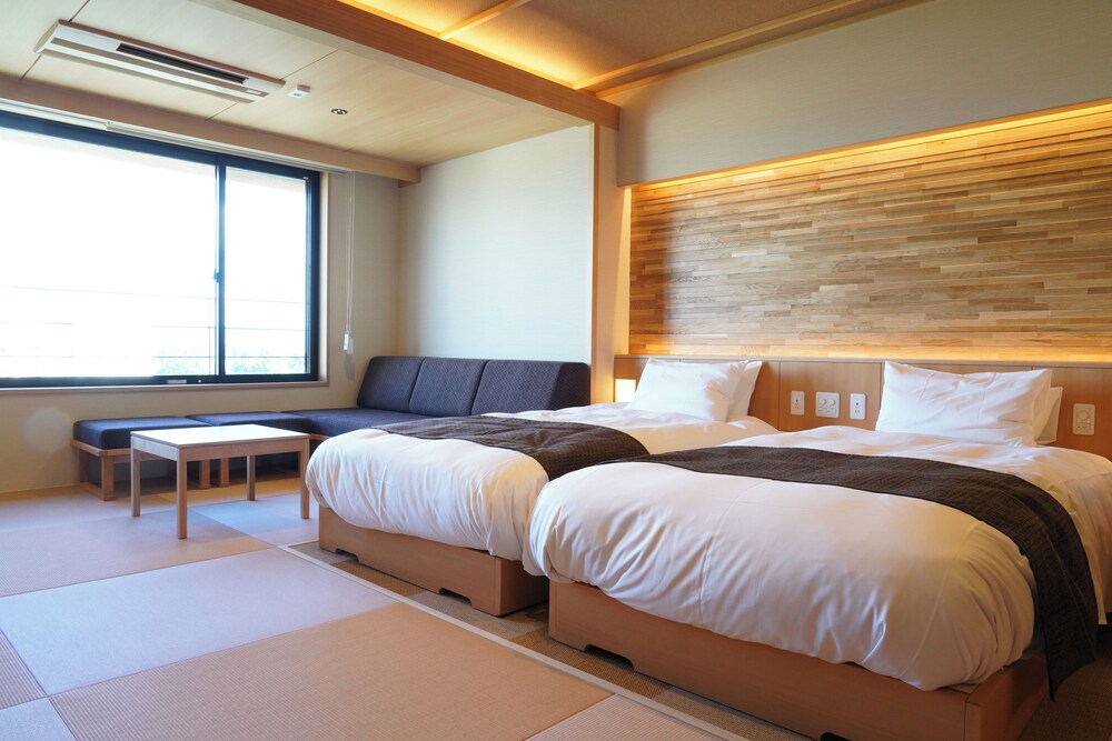 FAMILY, MULTIPLE BEDS