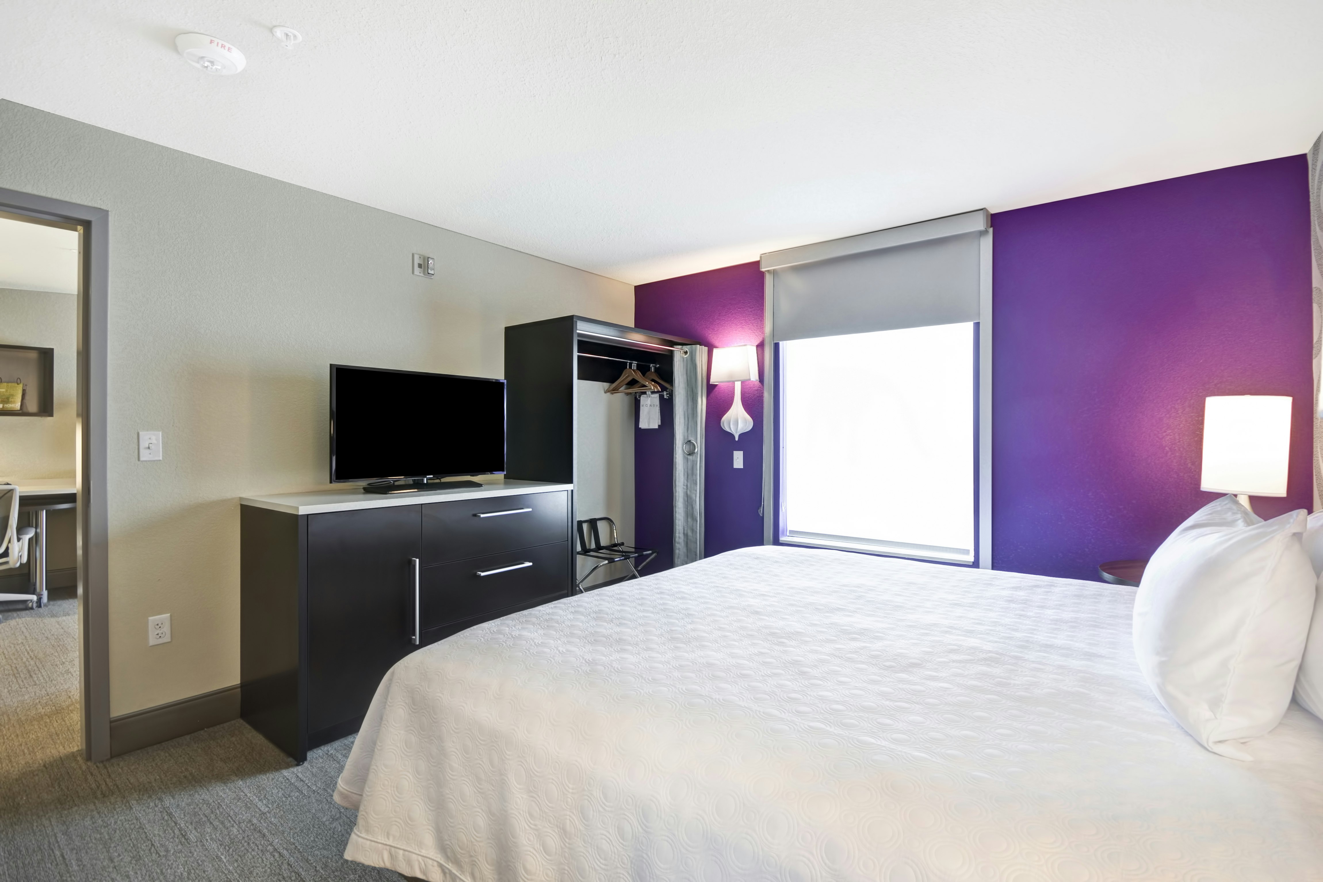 SUITE, KING BED, ACCESSIBLE