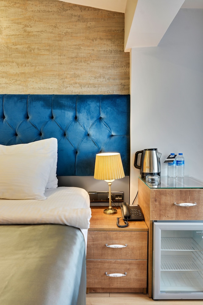 Castillo Luxury Rooms And Suites 16/38