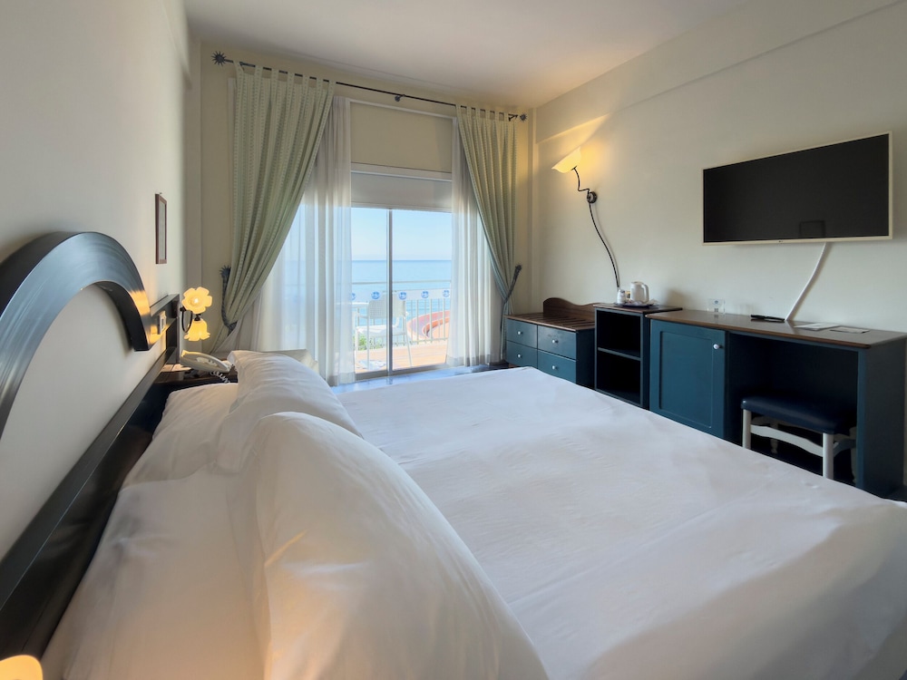 SUMMIT HOTEL 14/70