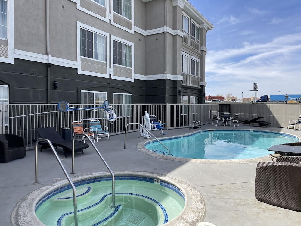 La Quinta Inn & Suites by Wyndham Hesperia Victorville 2/44