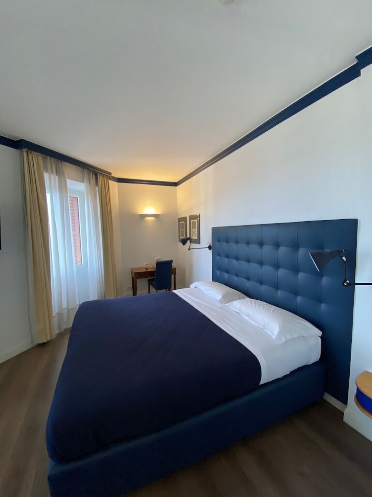 SUPERIOR, DOUBLE BED, PARTIAL SEA VIEW