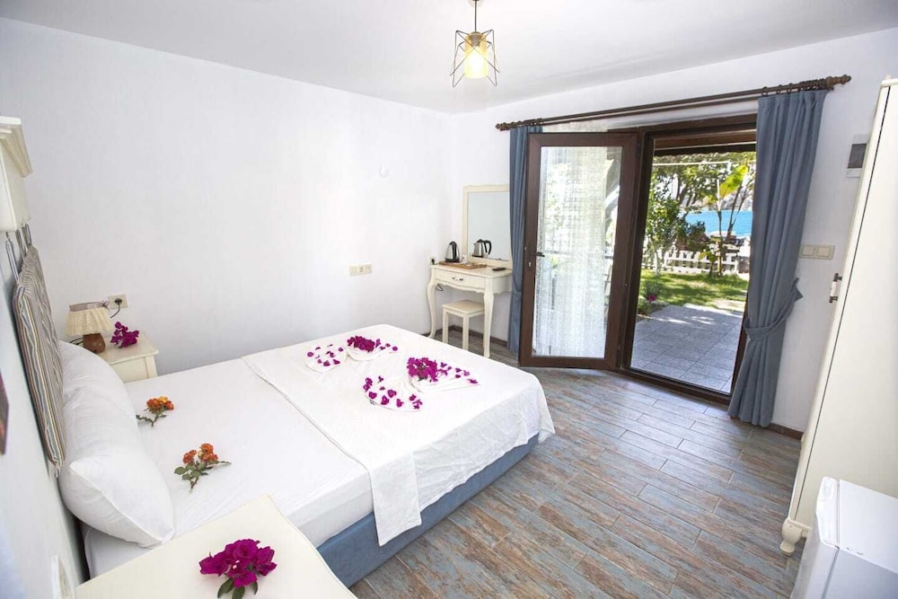 Lagoon Boutique Hotel 2/13