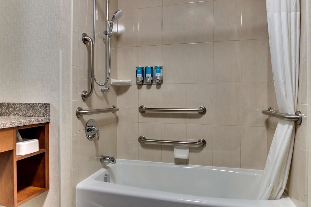 جناح بسريرين كوين بغرفتين مع أريكة بحوض استحمام لذوي الإعاقة، Drury Inn & Suites Knoxville West 4/4