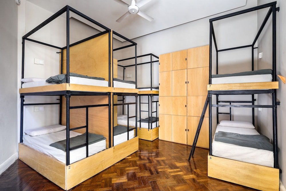 MILHOUSE HOSTEL AVENUE 18/65