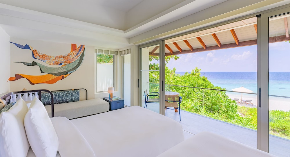 2 Bedrooms, Pavilion, King and Twin Beds, Beach Front