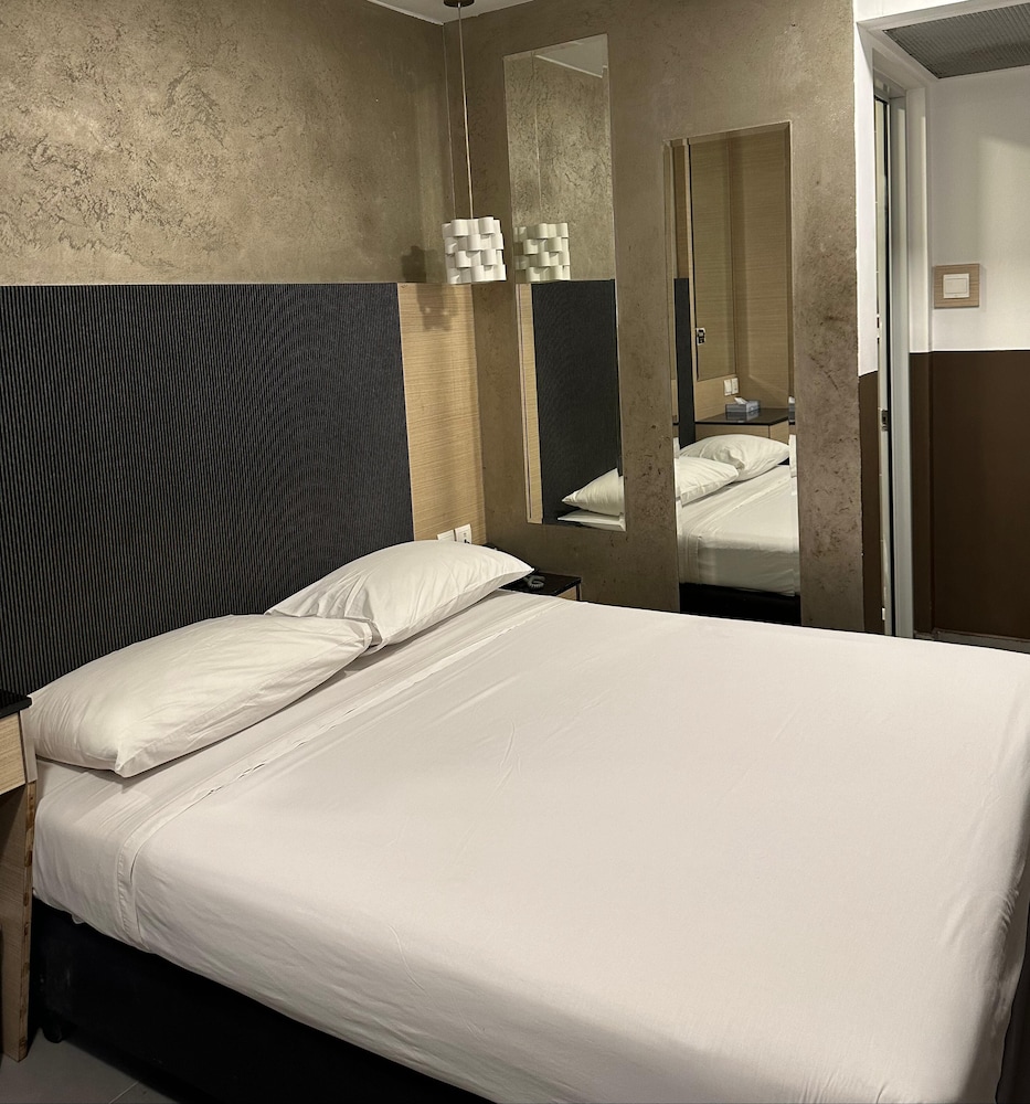 Classic, Queen Bed, No Window، The Snooze Hotel Bugis 2/7
