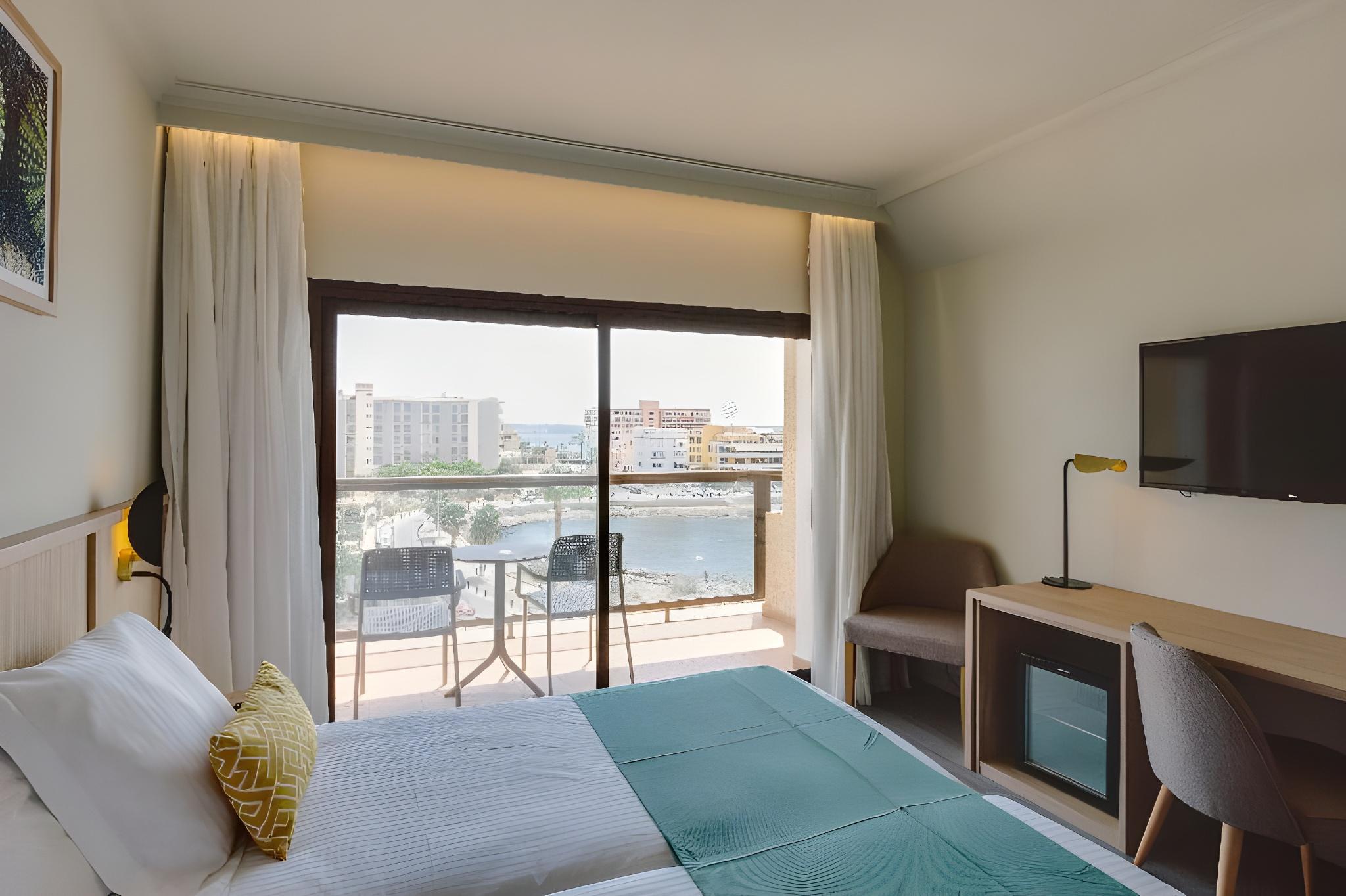 Room, Double or Twin Bed