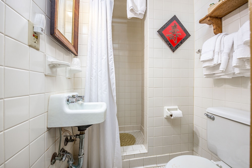 Guest Room, Twin Beds