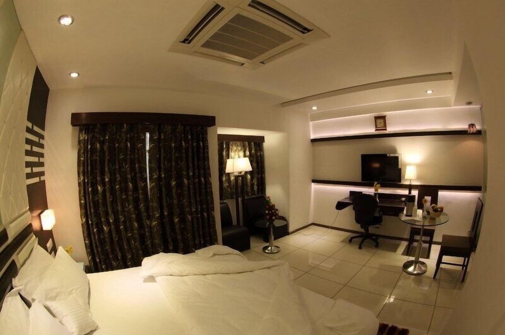 PEARL OF HEAVEN THE HOTEL 18/40