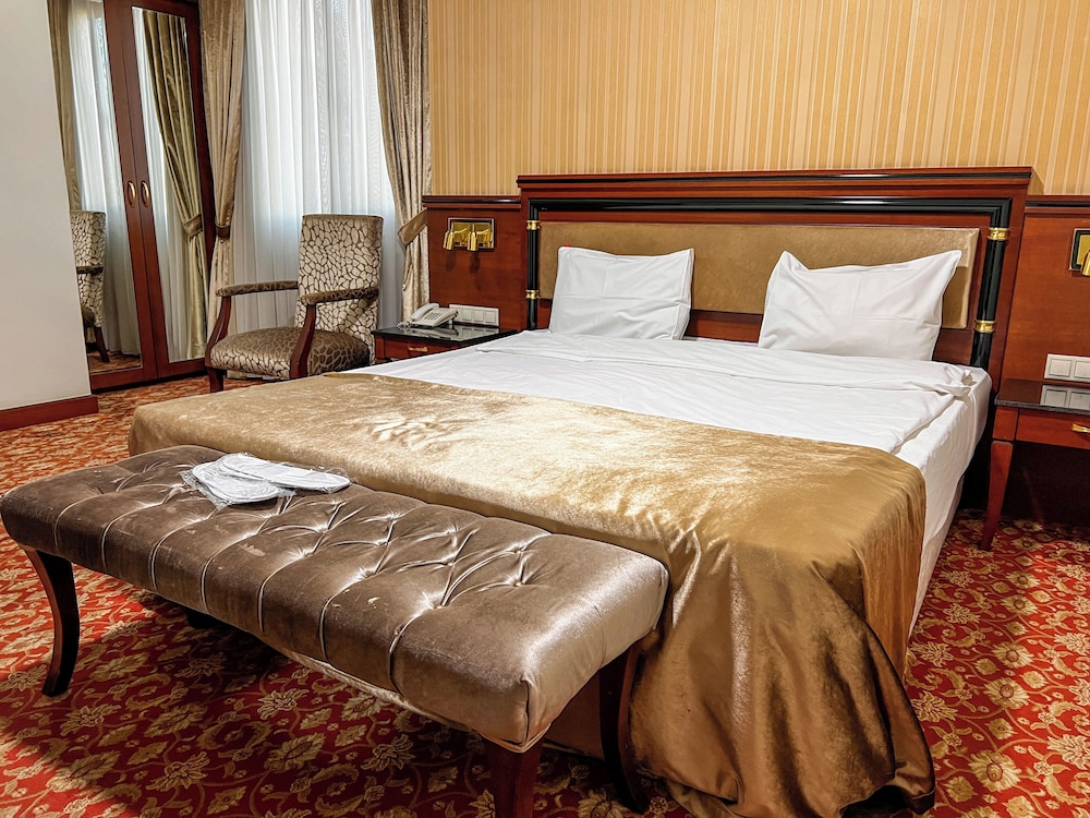 Parliament Hotel & Restaurant 27/56