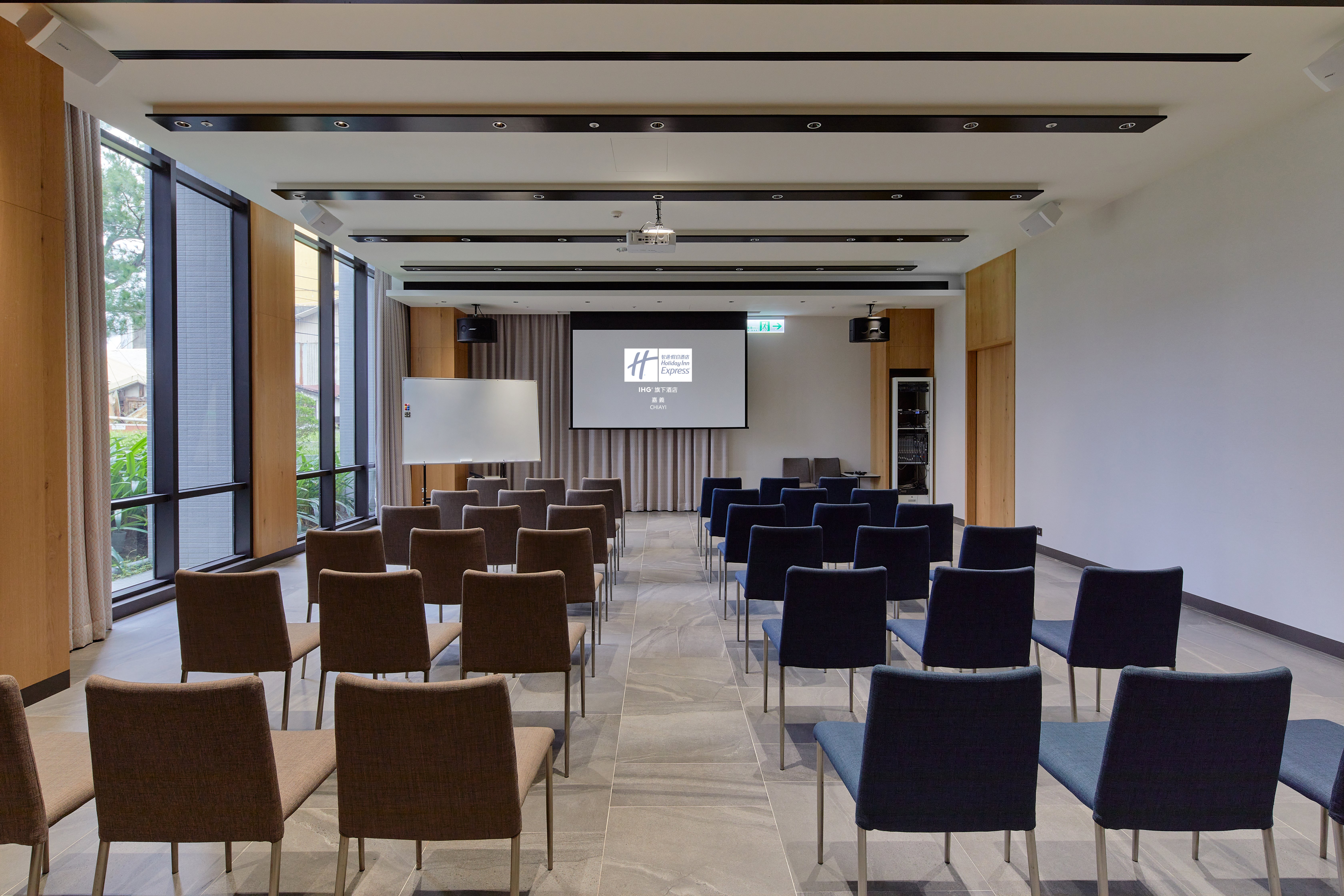 Holiday Inn Express Chiayi 42/49