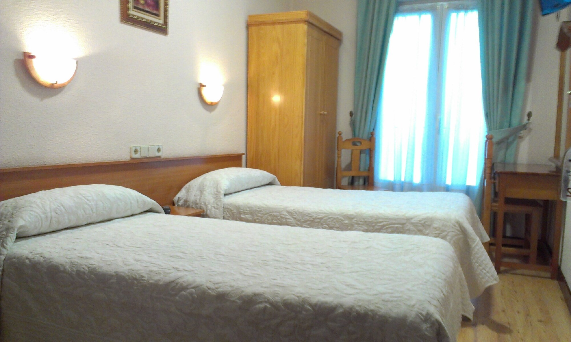 ROOM, TWIN BEDS