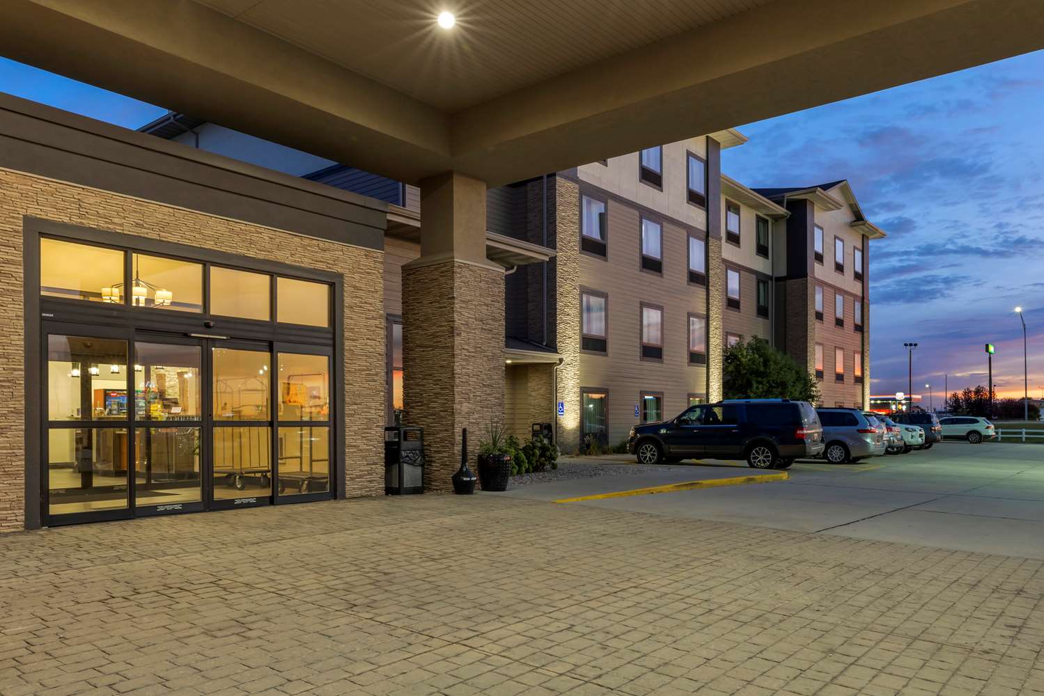 Best Western Plus North Platte Inn Suites 16/18