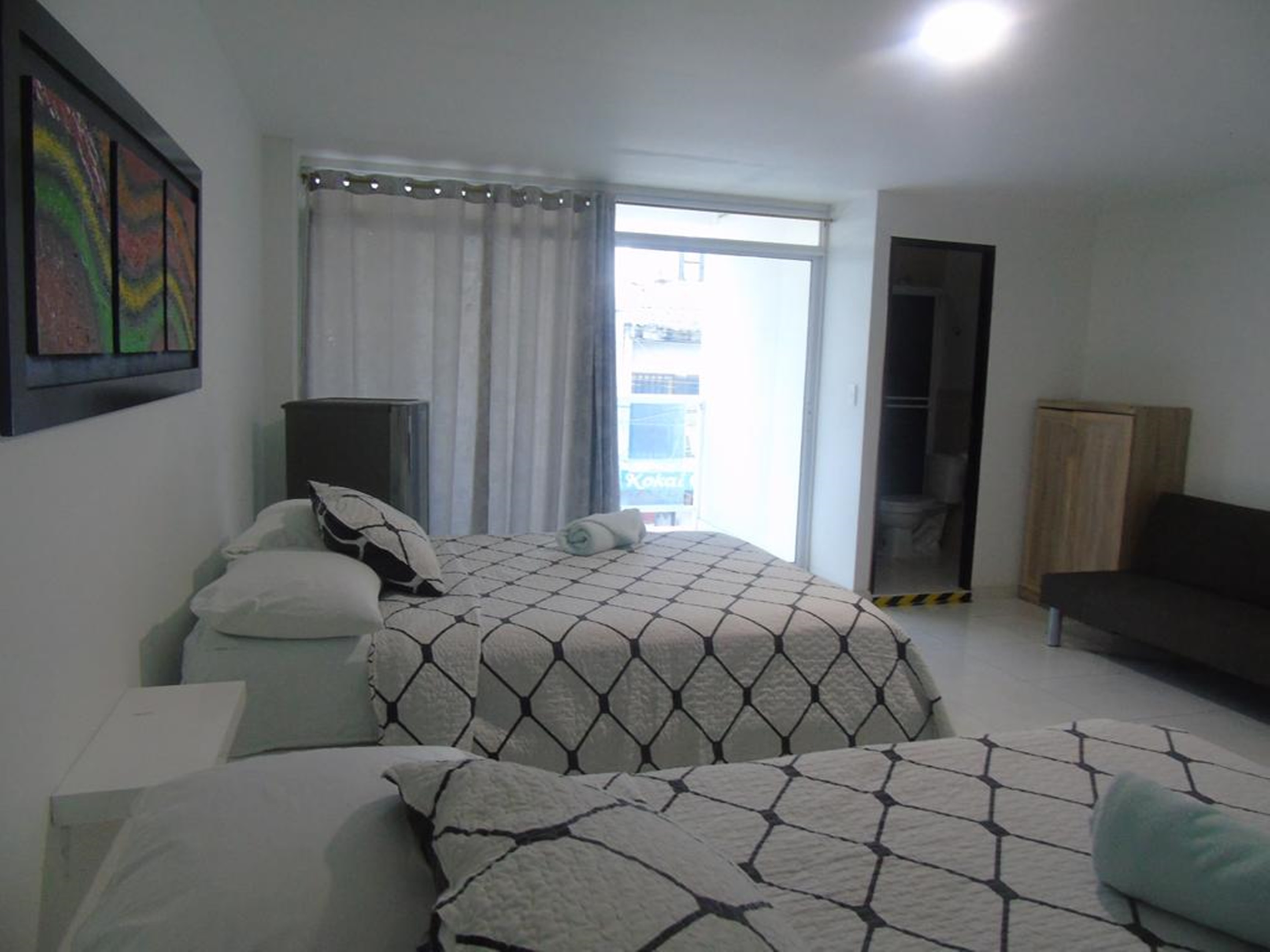 جناح بشرفة، Blue Emerald Inn 4/4