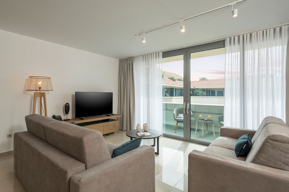 Trianon Luxury Apartments and Suites 51/74