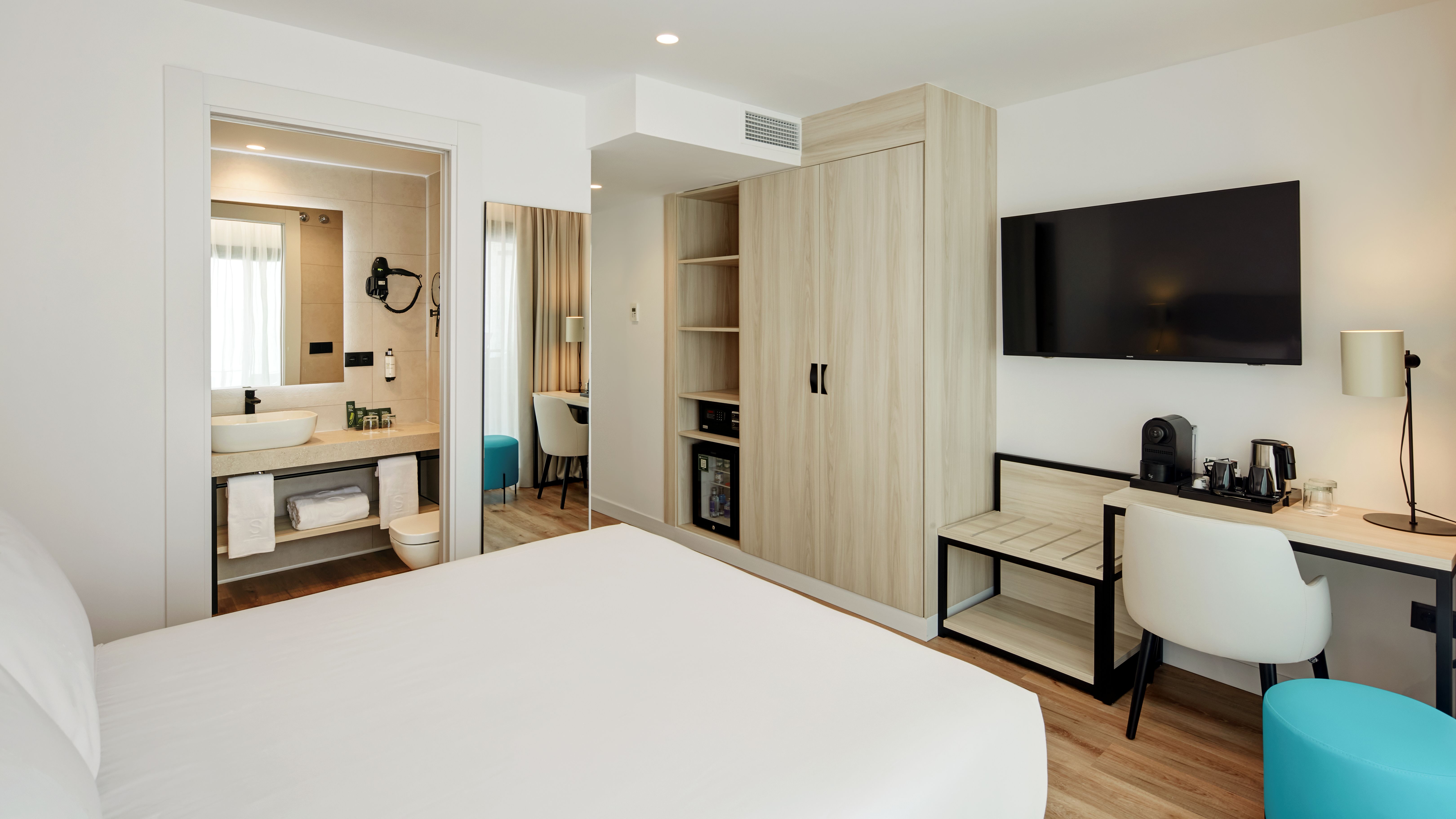 Basic, Double Bed, Side Sea View, Terrace