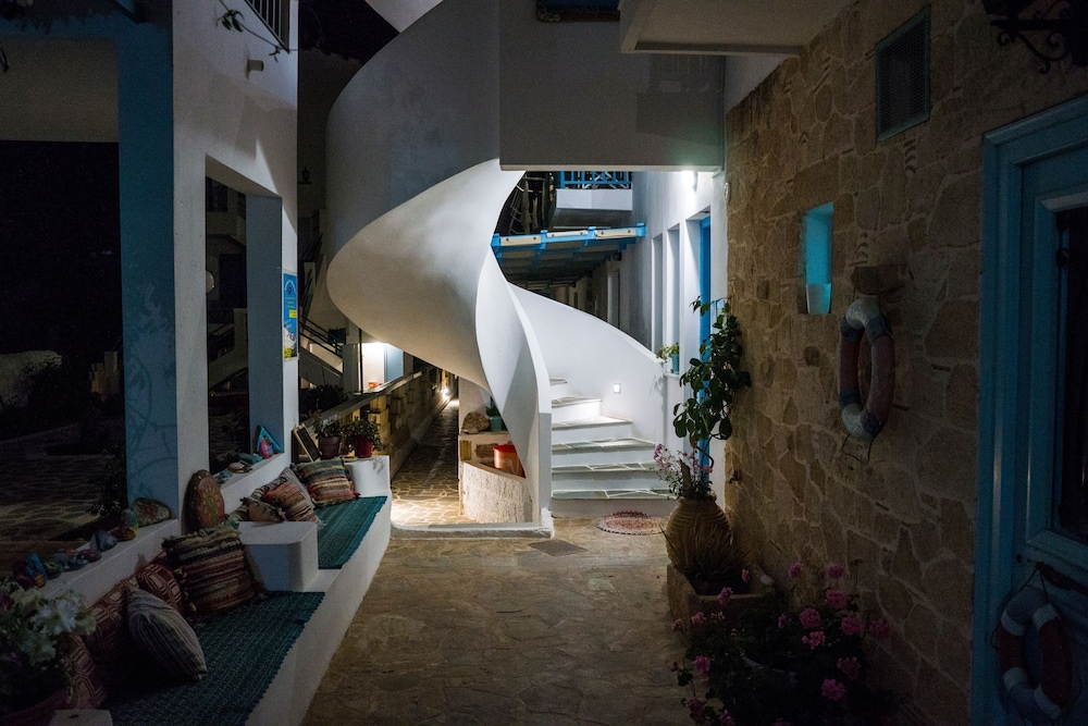 Saronis Hotel 43/50