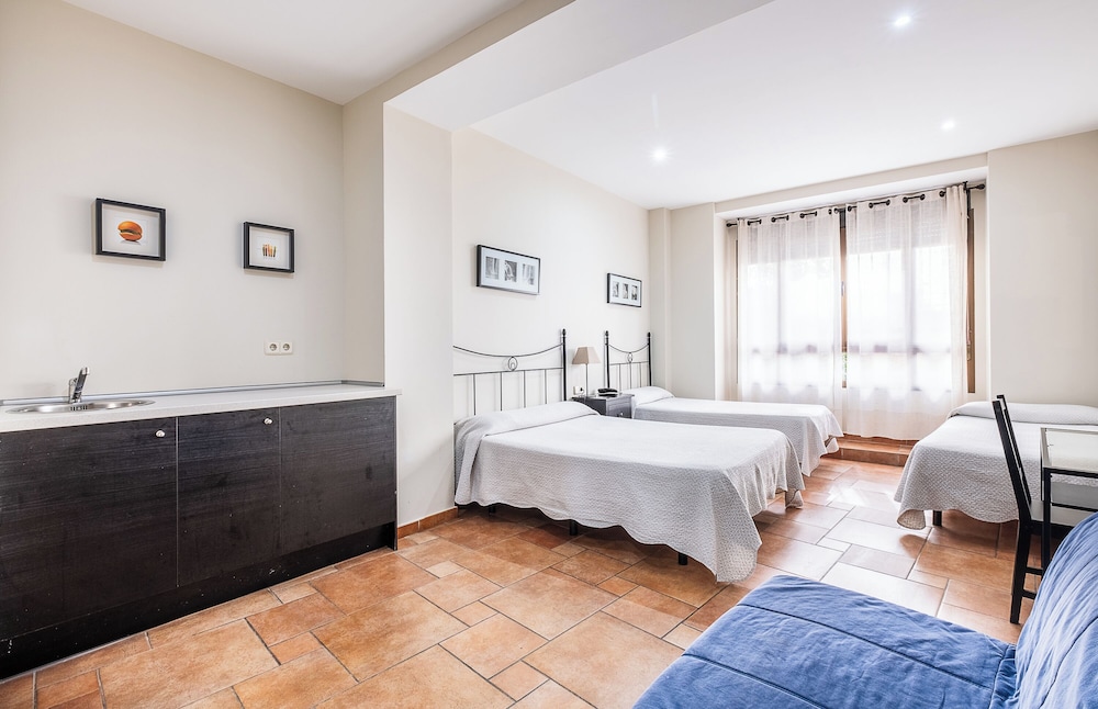 غرفة رباعية بسرير كوين وسريرين منفصلين بحمام خاص، Hostal El Pilar 5/10