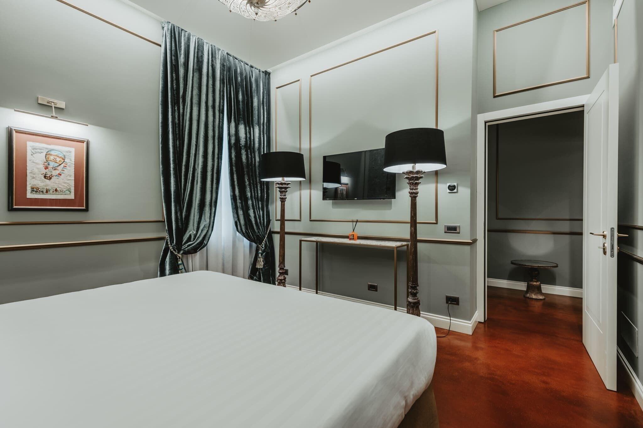 House, King Bed