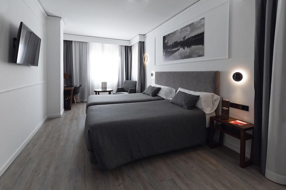 DELUXE, DOUBLE OR TWIN BED