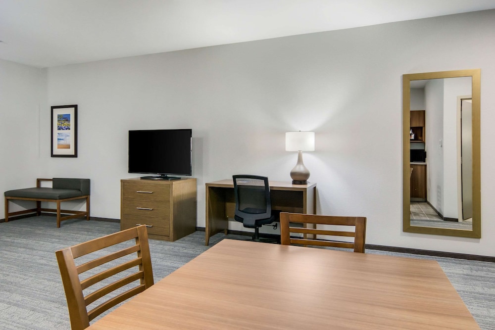Comfort Suites DeSoto Dallas South 38/51