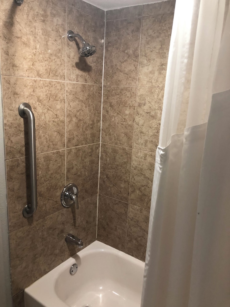 Executive Inn 28/28