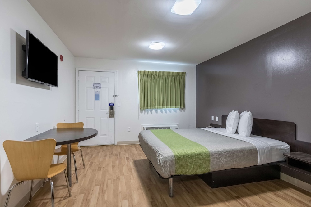 DELUXE, QUEEN BED, KITCHENETTE