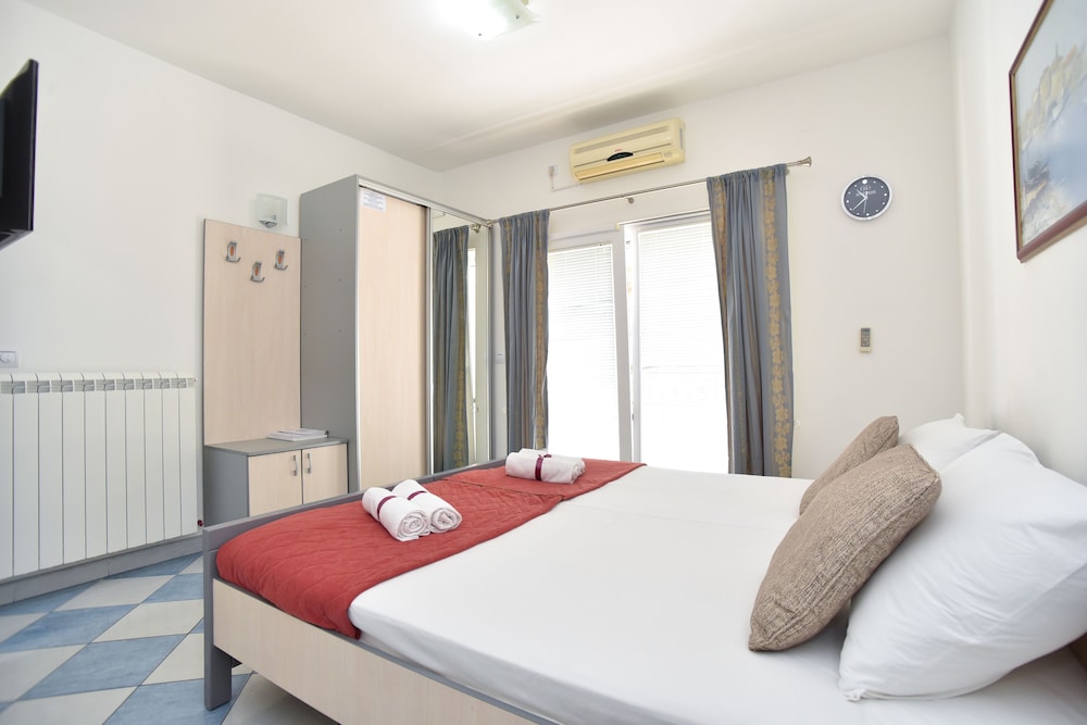 D D Apartments Tivat 10/18