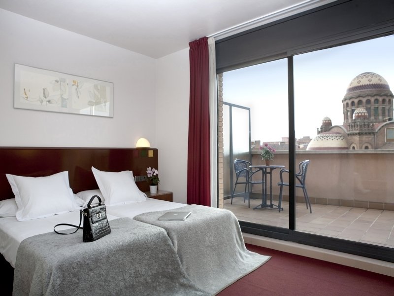 ROOM, DOUBLE OR TWIN BED