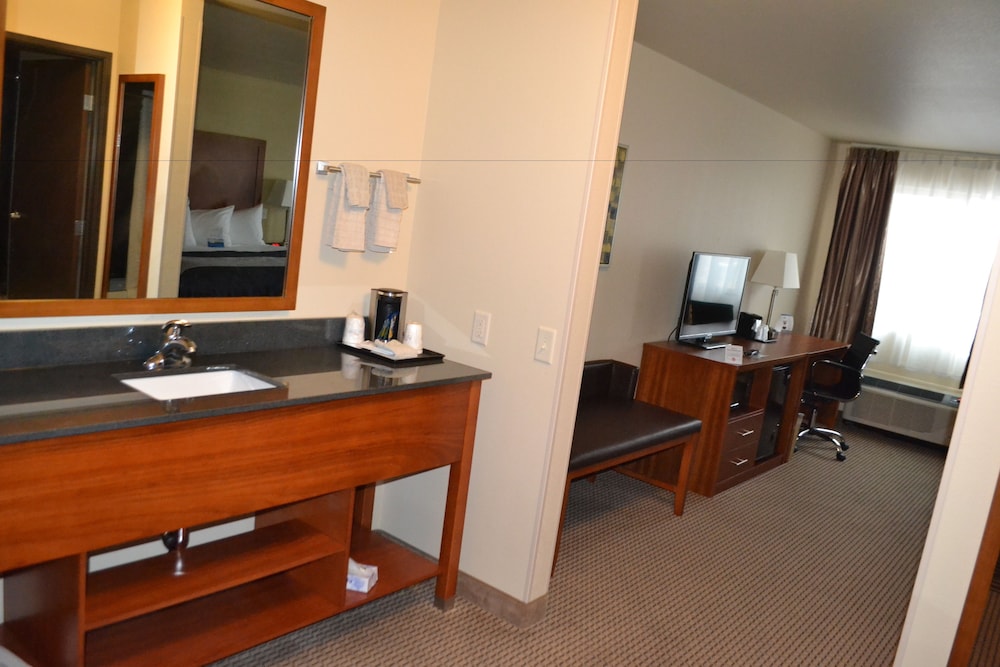 Baymont by Wyndham Grand Forks 24/43
