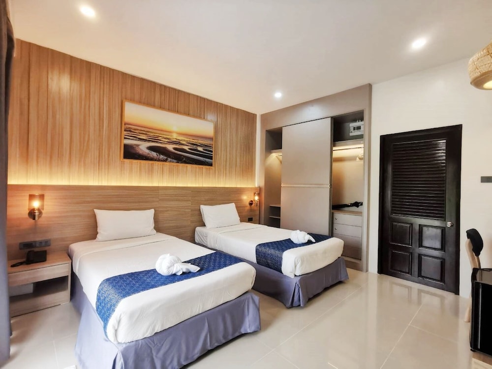 Nana Beach Hotel 17/80