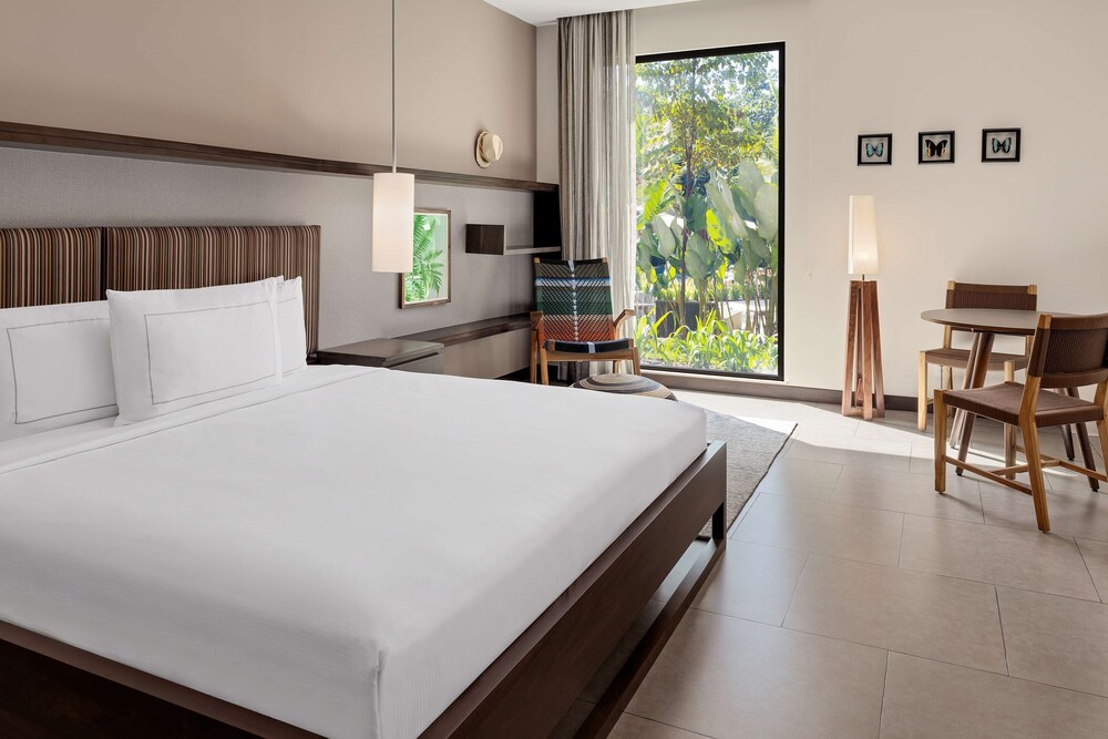 ROOM, KING BED, ACCESSIBLE
