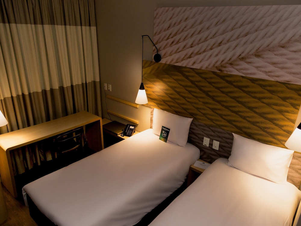 Ibis Lorena 19/61