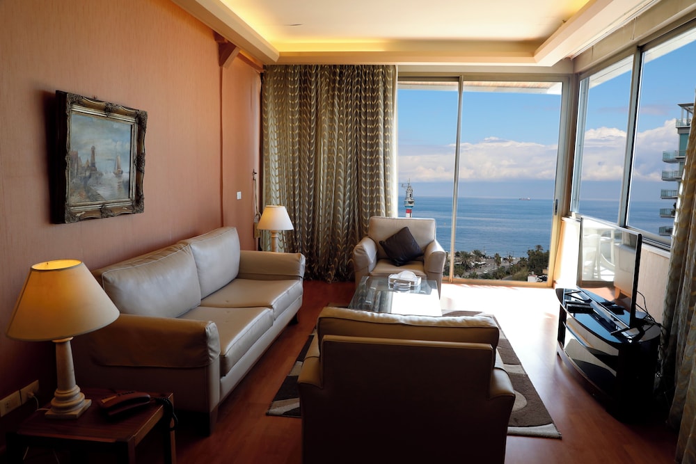 Holiday Home Suites 39/48