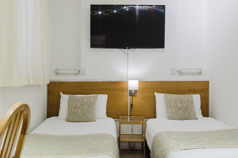 Falcon Hotel 39/50